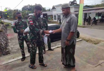 Satgas Yonif 144/JY bagikan masker sebelum salat id. Senin (02/05/2022)