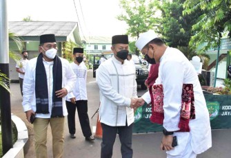 Pangdam Jaya (peci hitam) berjabat tangan melaksanakan salat id. Senin (02/05/2022)