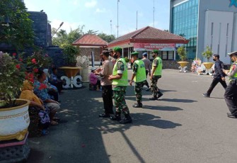 Pelaksanakan operasi yustisi di area publik Kota Blitar