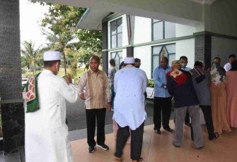 Pangdam Kasuari (batik coklat) bersalam-salaman bersama prajuritnya usai salat id. Senin (02/05/2022)