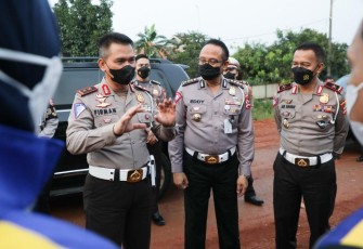 Kakorlantas Polri saat memberikan arahan arus mudik di Jakarta. Selasa (03/05/2022)