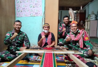 Kerajinan menenun Sidan warga Dayak. Selasa (03/05/2022)