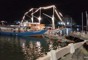 Perahu sandar dan gemerlapnya lampu menambah indah pantai Losari di waktu malam. Selasa (03/05/2022)