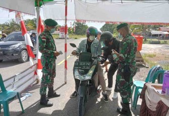 Satgas Yonif Mekanis 643/Wns pastikan prokes warga di lokasi wisata perbatasan. Rabu (04/05/2022)
