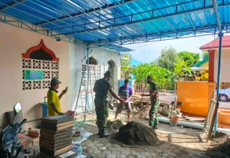 Serma Sutaji gotong royong bersama warga bangun masjid. Kamis (05/05/2022)