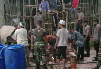 Gotong royong pengecoran bangunan asrama putri. Rabu (04/05/2022)
