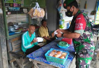 Serma Basori himbau pedagang dan pengunjung pasar patuhi prokes. Kamis (05/05/2022)