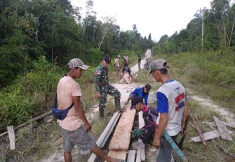 Satgas benahi jalan desa yang berlubang di perbatasan. Kamis (05/05/2022)