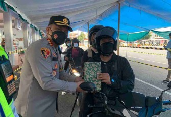 Kapolresta Banyuwangi berikan bekal mudik. Kamis (05/05/2022)