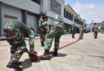 Prajurit Satlinlamil 1 latihan kebakaran. Kamis (05/05/2022)
