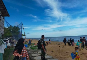 Serda Heri pantau warga berlibur di pantai Tanjung Mulai. Kamis (05/05/2022)