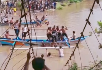 Jembatan gantung di Pekon Biha, Kecamatan Pesisir Selatan, Kabupaten Pesisir Barat, Lampung
