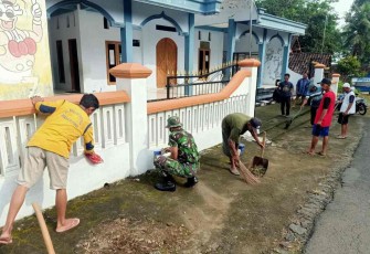 Gotong royong bersama warga bersihkan pagar masjid. Jum'at (06/05/2022)