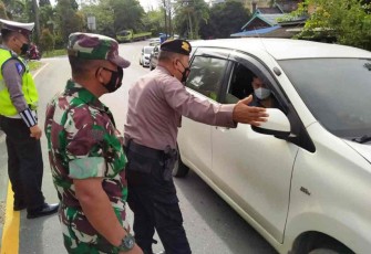 Bagikan masker pengendara saat melintas di posko terpadu. Jum'at (06/05/2022)