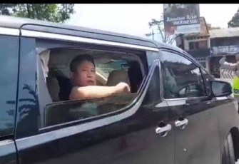 Penumpang Toyota Alphard memaki petugas saat mengatur lalulintas di pos simpang empat panyusuhan Tasikmalaya. Jum'at (06/05/2022)