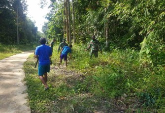 Berjibaku bersama warga bersihkan jalan desa di perbatasan. Sabtu (07/05/2022)