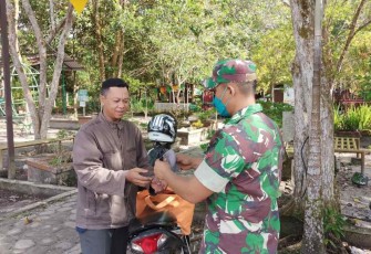 Himbau dan mengajak warga binaannya gunakan masker. Sabtu (07/05/2022)
