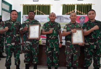 Pangdam Kasuari (tengah) foto bersama prajurit berprestasi di Kodim 1807/Sorsel. Sabtu (07/05/2022)