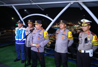 Kapolri saat memberikan keterangan pers di GT Cikatama KM 70. Sabtu malam (07/05/2022)