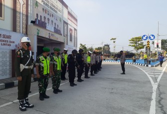 Serma Haryono melaksanakan pengamanan di Exit tol Dumpil. Minggu (08/05/2022)
