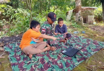 Mengajarkan anak-anak perbatasan cara menggunakan laptop. Minggu (08/05/2022) 