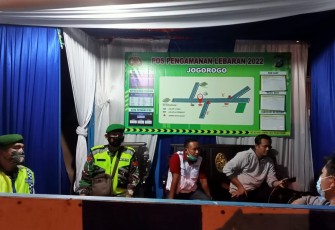 Koramil 08/Jogorogo turut serta pengamanan arus mudik di pos terpadu. Minggu (08/05/2022)