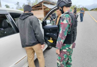 Satgas Yonif 144/JY ketatkan sweeping di wilayah perbatasan. Minggu (08/05/2022)