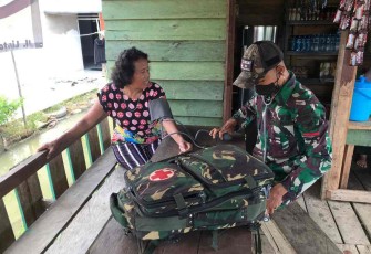 Sambangi warga berikan pengobatan gratis door to door. Minggu (08/05/2022)
