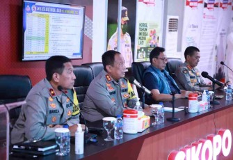 Kapolda Jabar saat memberikan pemaparan evaluasi arus mudik di Bandung. Minggu (08/05/2022)