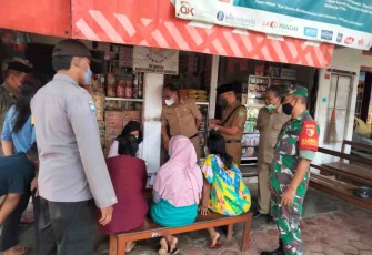 Serda Imam dampingi pendistribusian bansos E-Warung ibu Mujiatun. Minggu (08/05/2022) 