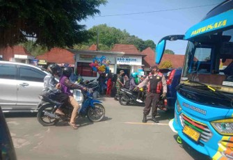 Padat pemudik arus balik di pos pam Punung. Minggu (08/05/2022)