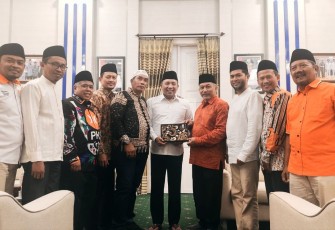 Foto bersama Presiden PKS usai menemui Bupati Sampang, Minggu (8/5/2022)