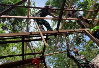 Berjibaku membantu warga rehab rumah di perbatasan. Senin (09/05/2022)