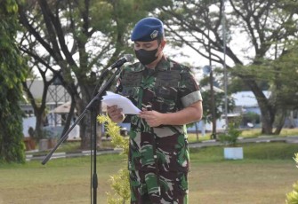 Danlanud Maimun Saleh saat memberikan arahan ke prajuritnya dalam apel khusus. Senin (09/05/2022)