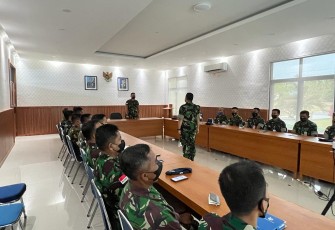 Danlanud Maimun Saleh saat memberikan briefing penekanan perwiranya. Senin (09/05/2022)