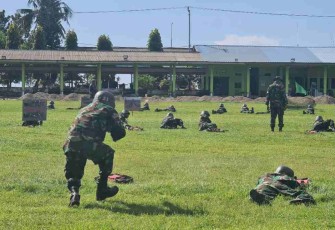 Siswa Dikmata TNI AL asah naluri bertempur latihan menembak. Senin (09/05/2022)