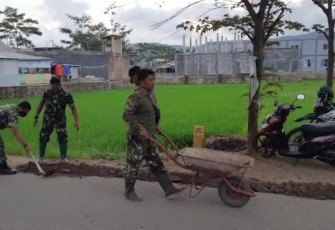 Berjibaku bersama warga perbaiki jalan yang rusak. Senin (09/05/2022)