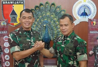 Kolonel Inf Waris (kiri) berjabat tangan dengan Kolonel Inf Deni Rejeki di Makorem. Senin (09/05/2022)