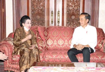 Presiden RI Ir Joko Widodo saat bersilaturahmi di kediaman ibu Mooryati Soedibyo di Jakarta. Senin (09/05/2022)