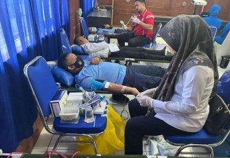 Prajurit lanud Maimun Saleh melaksanakan donor darah. Selasa (10/05/2022)