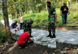 Kerja bakti pavingisasi jalan desa Pengkol. Selasa (10/05/2022)