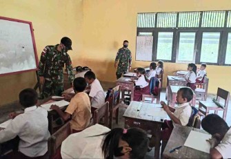 Menjadi tenaga pendidik di sekolah perbatasan. Selasa (10/05/2022)