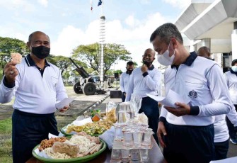 Komandan STTAL saat menikmati hidangan makanan Nusantara tempe di kampus STTAL Surabaya. Selasa (10/05/2022)