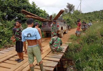 Berjibaku bersama warga perbaiki jembatan di perbatasan. Selasa (10/05/2022)