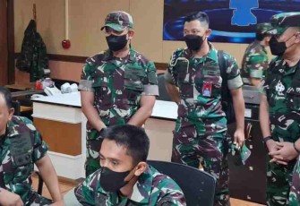 Pangkoopsud I (kiri) saat menerima penjelasan situasi terkini di layar monitor. Selasa (10/05/2022)