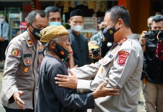 Kapolda Jabar disambut hangat tokoh sesepuh kampung Naga. Selasa (10/05/2022)