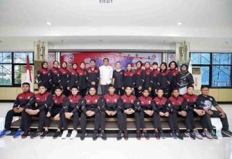 Pangkostrad (baju putih) bersama atlet judo Sea Games Vietnam di Makostrad Gambir Jakarta. Selasa (10/05/2022)