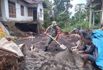 Serka Djema Posumah, saat membantu pembuatan pondasi rumah warga, Selasa (10/5/2022)