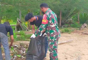 Bersihkan sampah plastik di pantai Tanjung Jumlai. Selasa (10/05/2022)