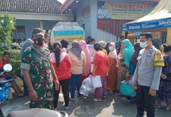 Pastikan aman dan lancar pasar murah minyak goreng curah di kantor desa Sukorejo. Rabu (11/05/2022)di 